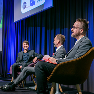 Lars-Fredrik Forberg i panelet sammen med Øyvind Skarholt og Sigurd Sollien under NOBB-konferansen 2021.