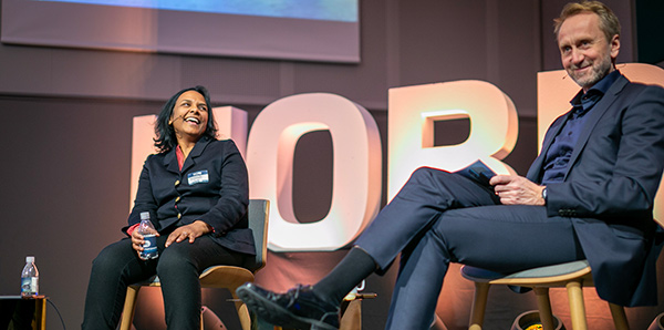 Anjali Bhatnagar og Øyvind Skarholt i samtale på scenen under NOBB-konferansen.