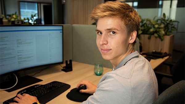 Marius Berg (20), studerer ved NTNU og har et internship hos Byggtjeneste. Han har brukt 1100 PFD-dokumenter i NOBB-databasen for å trene opp en KI-tjeneste som kan hente ut data fra disse dokumentene og kategorisere de.